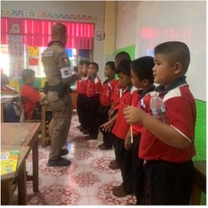 ประชาสัมพันธ์โครงการขับขี่ปลอดรักษากฎวินัยจราจร ให้เด็กนักเรียนโรงเรียนชุมชนนาบ้านโพธิ์